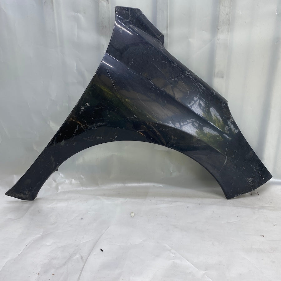 Peugeot 207 model araçlar için orijinal çıkma ön sağ çamurluk parça.