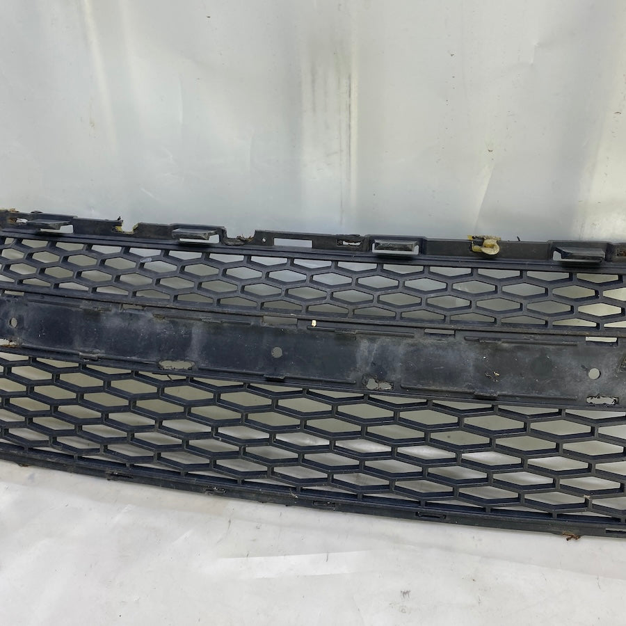 Orijinal çıkma Range Rover Evoque L538 orta ızgara – sağlam ve şık ön tampon parçası.