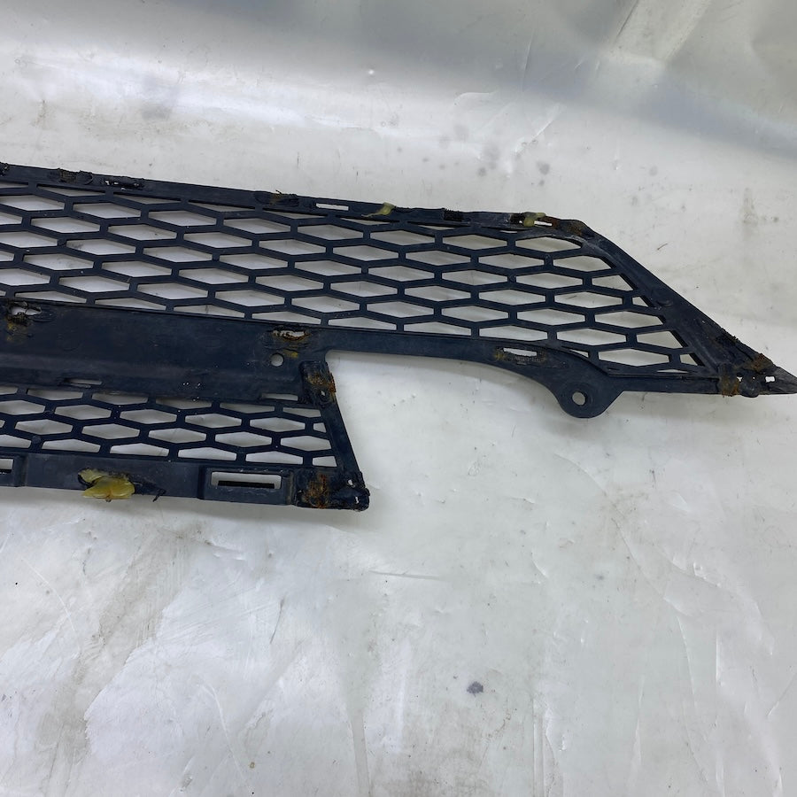 Land Rover Evoque L538 ön ızgara – BJ32-17K945-A kodlu orijinal çıkma plastik parça.