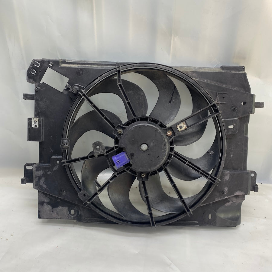 Renault Clio 4 Radyatör Fanı 8240636