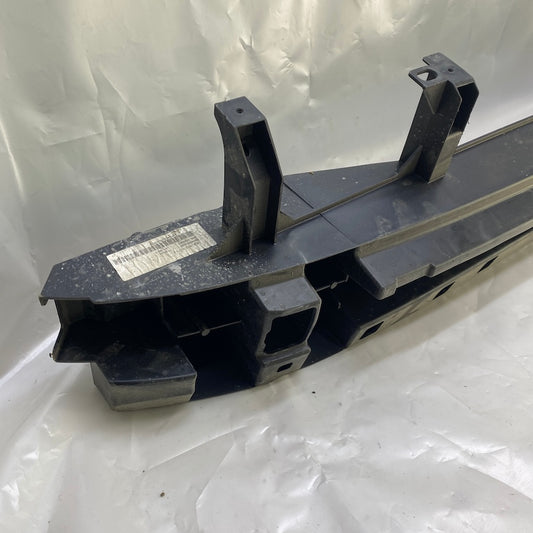 2019-2024 yılları arasında uyumlu Renault Clio 5 arka tampon demiri.