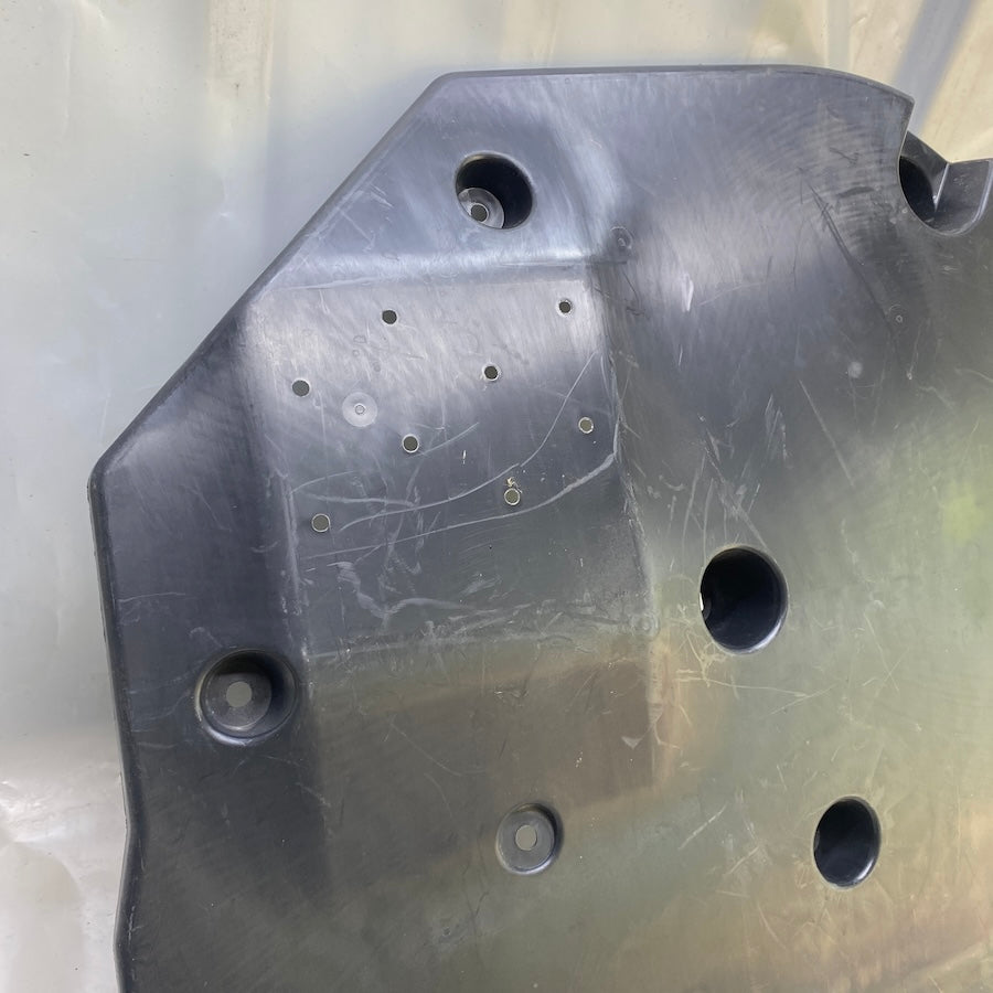 Orijinal sıfır Renault Clio 5 karter muhafazası – dayanıklı plastik koruma.