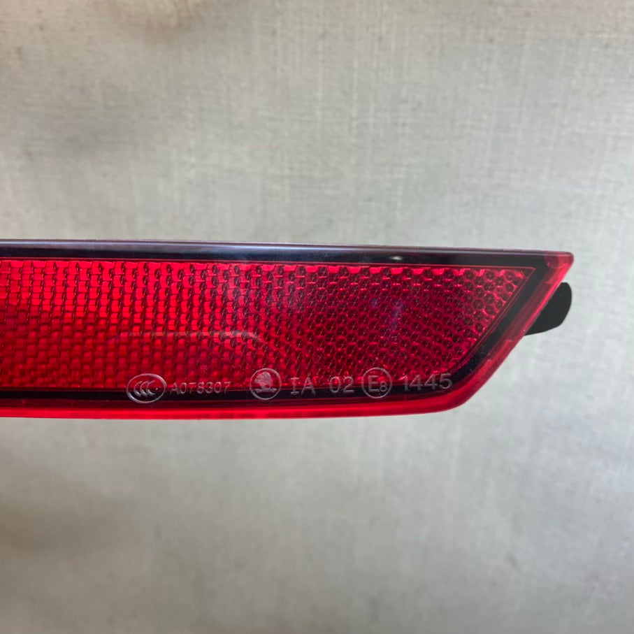 Skoda Superb 3 Sağ Arka Tampon Alt Reflektörü 3V5945106