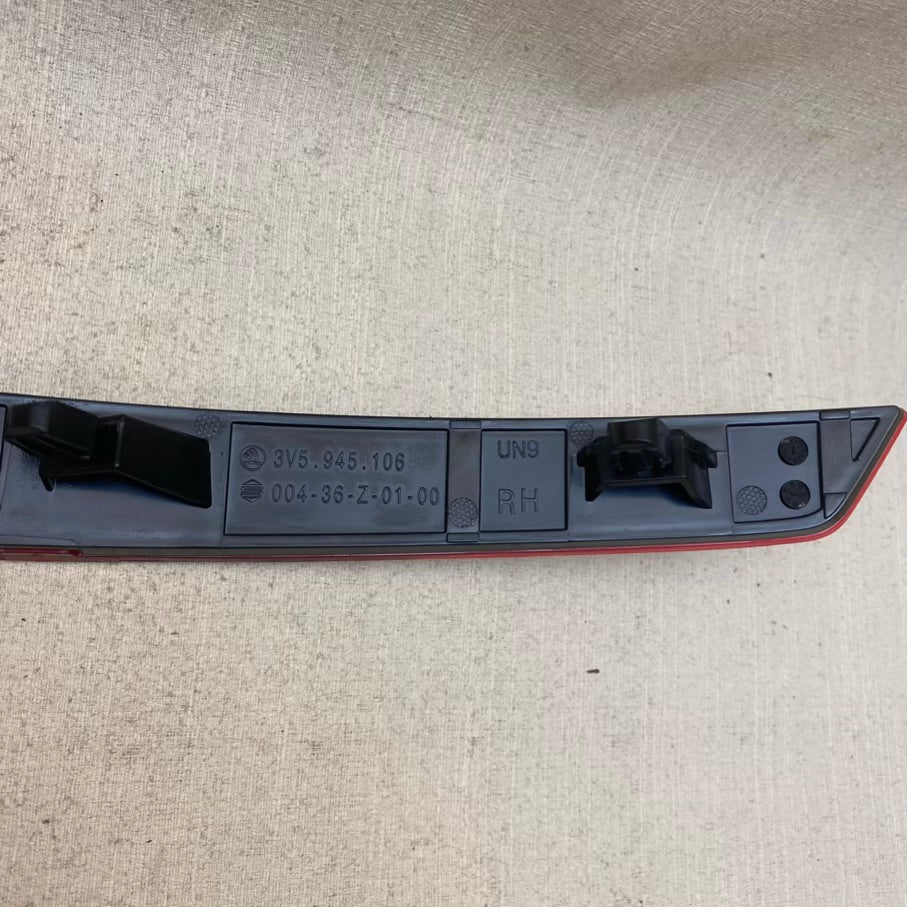 Skoda Superb 3 Sağ Arka Tampon Alt Reflektörü 3V5945106