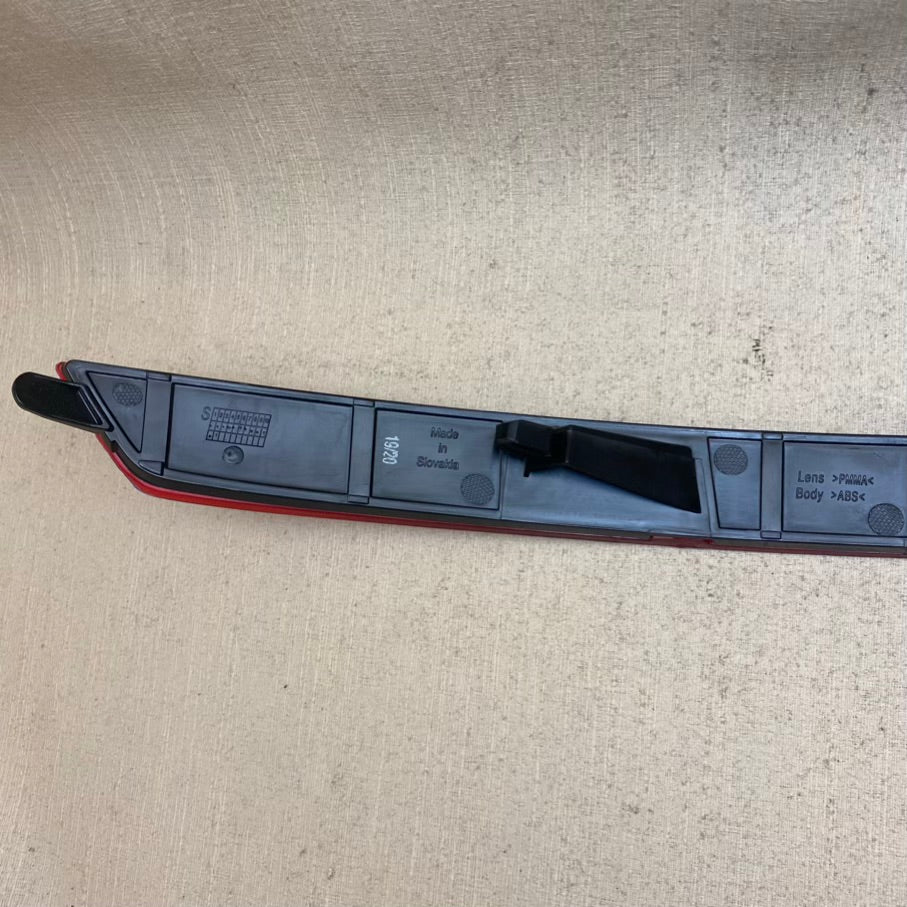 Skoda Superb 3 Sağ Arka Tampon Alt Reflektörü 3V5945106