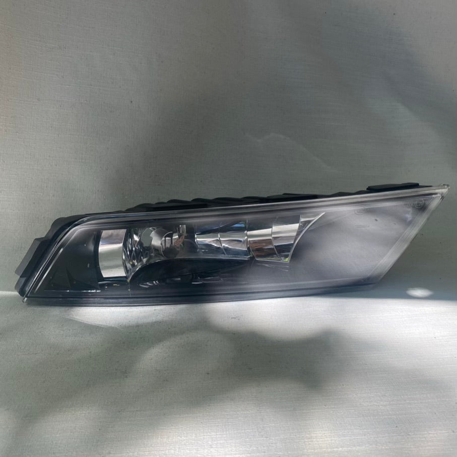 Skoda Superb MK3 B8 Sağ Sis Farı Tampon Lambası 3V0.941.700 Orijinal