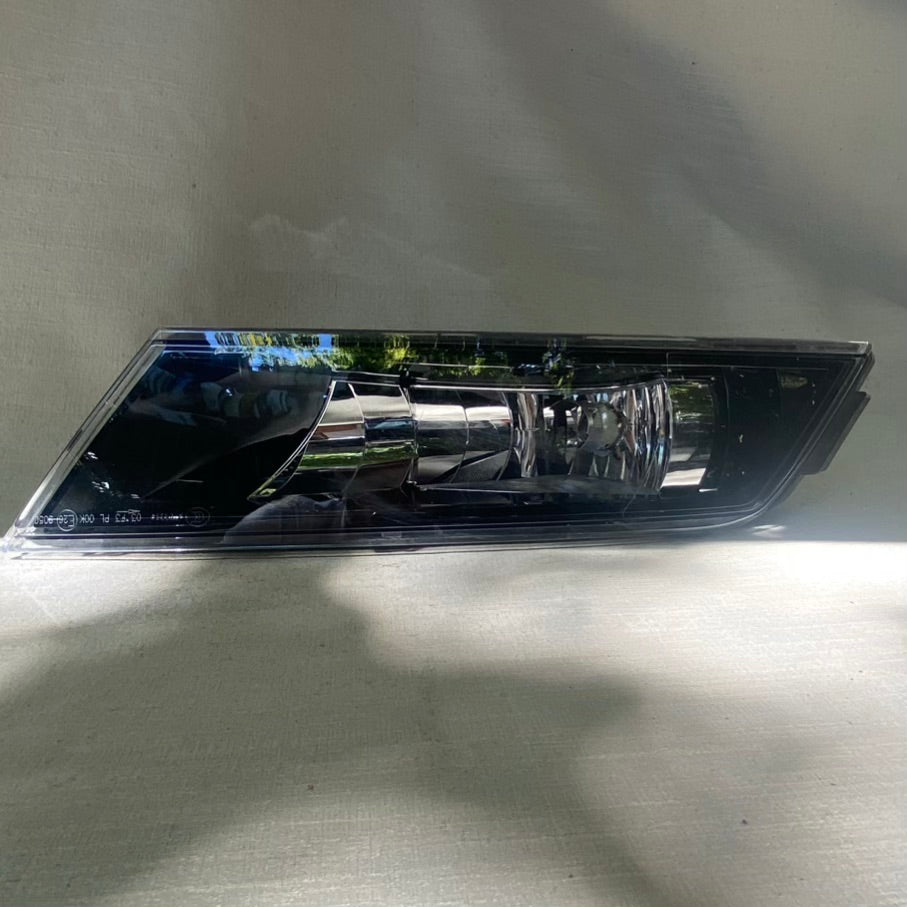 Skoda Superb MK3 B8 Sağ Sis Farı Tampon Lambası 3V0.941.700 Orijinal