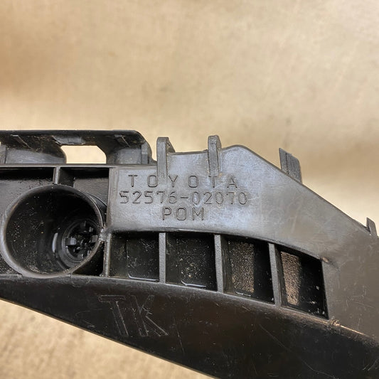 TOYOTA AURIS Arka Tampon Braketi 52576-02070