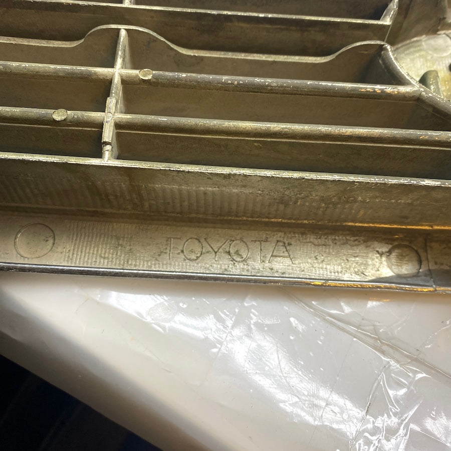 TOYOTA Corona Ön Panjur 53101-20480-A1