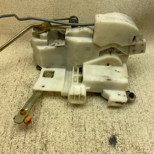 Toyota Avensis 1 Ön Sol Kapı Kilidi