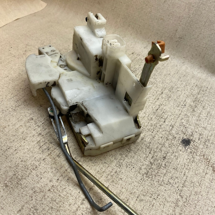 Toyota Avensis 1 Ön Sol Kapı Kilidi