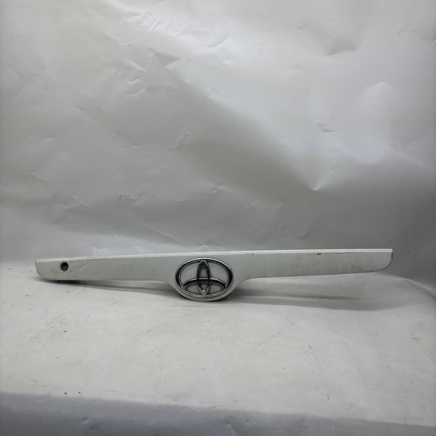 Toyota Corolla Bagaj Çıtası / Bagaj Açma Butonu 76801-02150 - En Uygun Oto Parça
