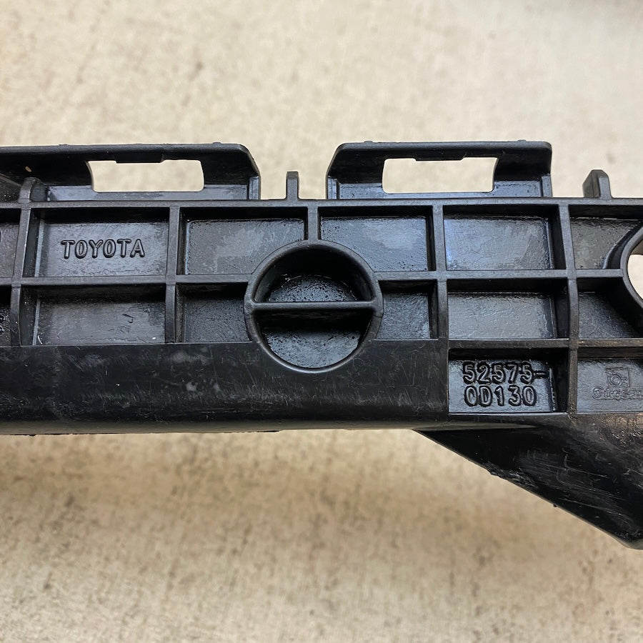 Toyota Yaris Arka Tampon Bağlantı Braketi Sağ 52575-0D130