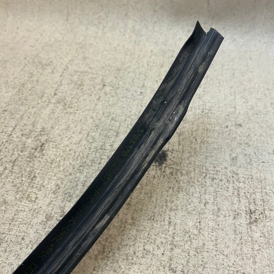 VOLVO S60 Ön Cam Üst Çıtası 8620457