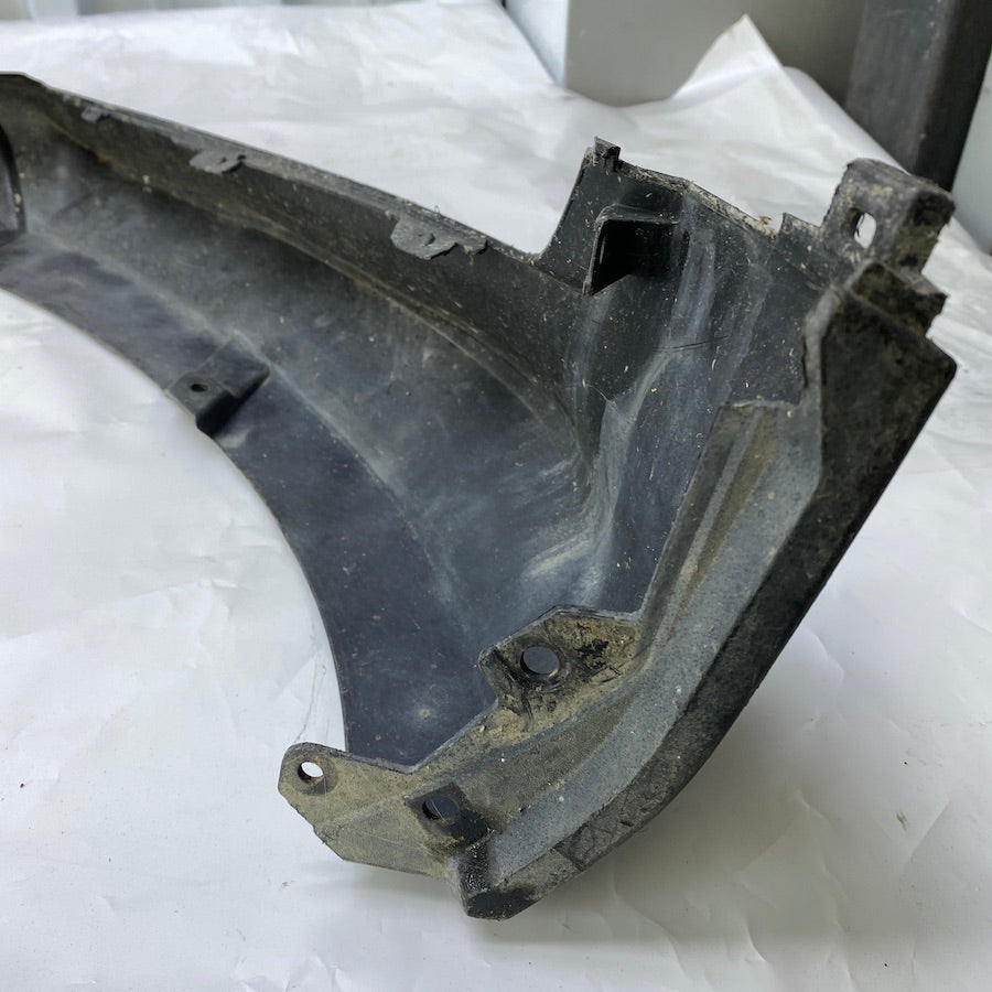 Volvo S60 ön tampon alt parçası – aerodinamik destek için orijinal çıkma.