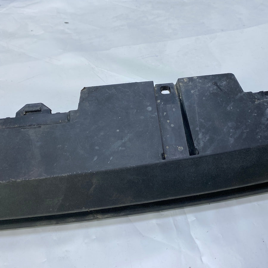 2019-2024 Volvo S60 ön tampon alt eki – OEM parça, çıkma ve temiz durumda.
