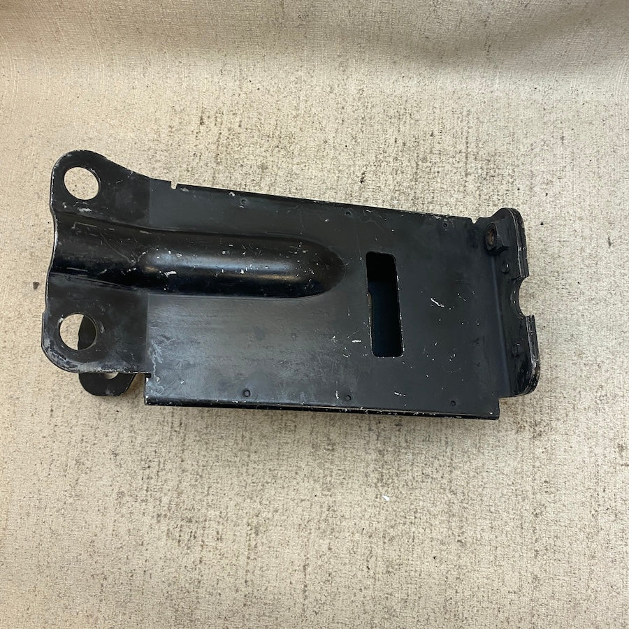 VOLVO S80 Radyatör Alt Braketi 31274500