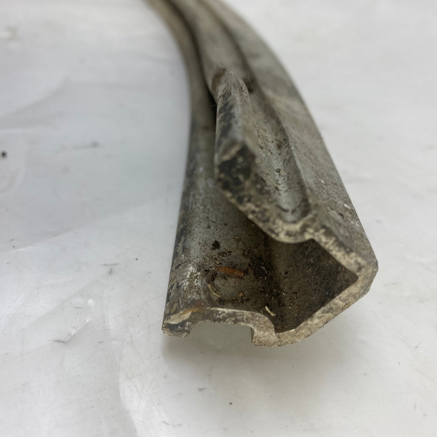 Orijinal çıkma Volvo XC60 alt tampon destek demiri – 2009-2014 uyumlu.