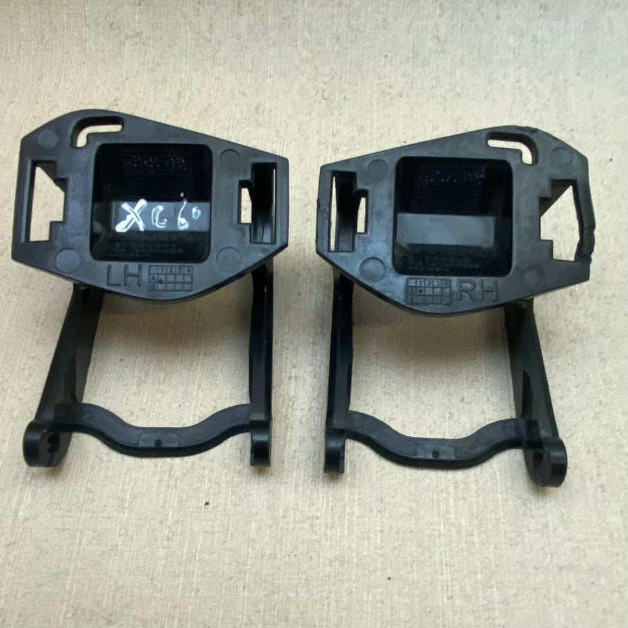 VOLVO XC60 far püskürtme kapak braketi En Uygun Oto Parça