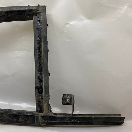 VOLVO XC90 Arka Sol Kelebek Cam Çerçevesi 30799288