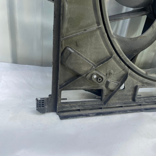 32222480 kodlu Volvo XC90 radyatör fanı – çıkma OEM motor soğutma elemanı