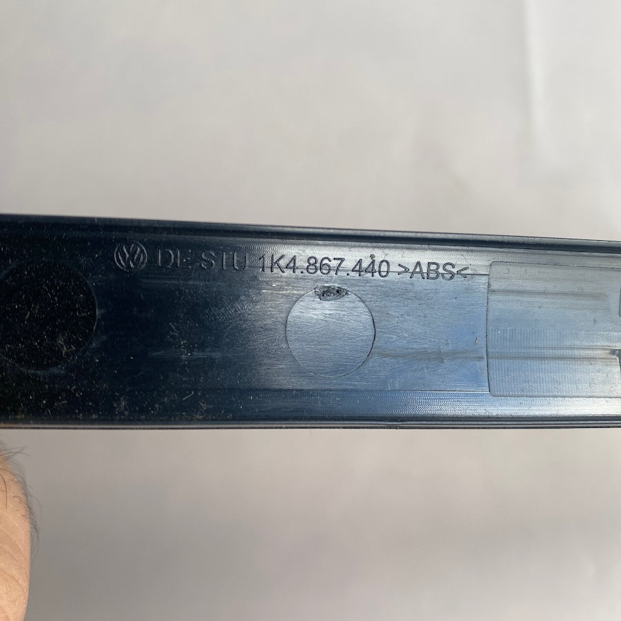 Volkswagen Golf 5 Ön Sağ Kapı Çıtası 1K4 867440