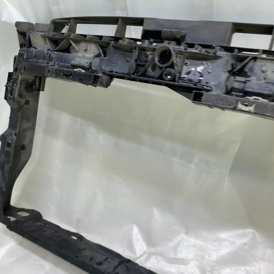 Orijinal çıkma Volkswagen Golf 8 ön panel – sağlam ve uyumlu gövde parçası.