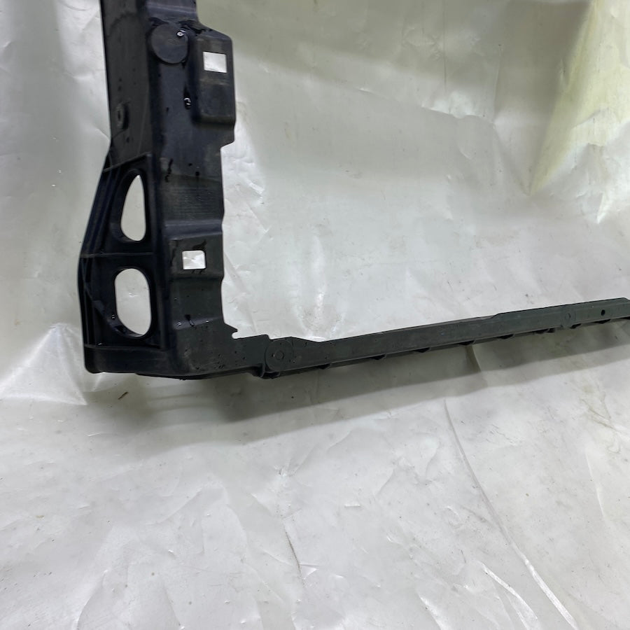 Volkswagen Golf 8 ön gövde paneli – 5HO805588J kodlu çıkma orijinal parça.
