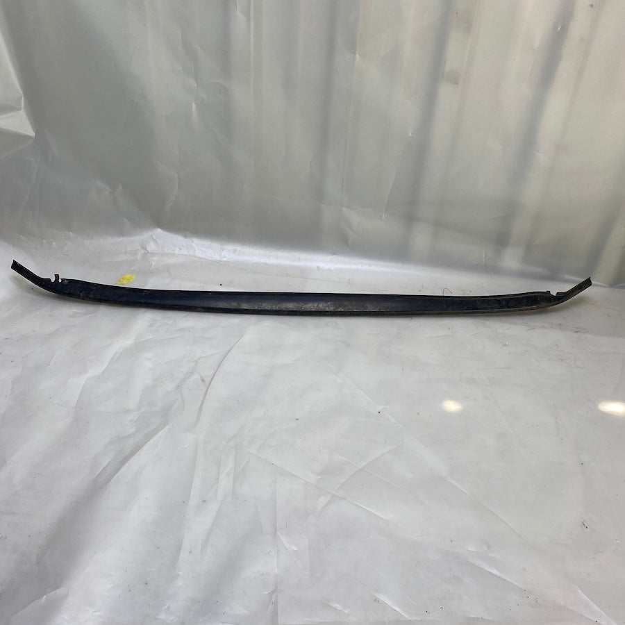 Volkswagen Passat B8 model araçlar için ön tampon alt demir orijinal çıkma parça.