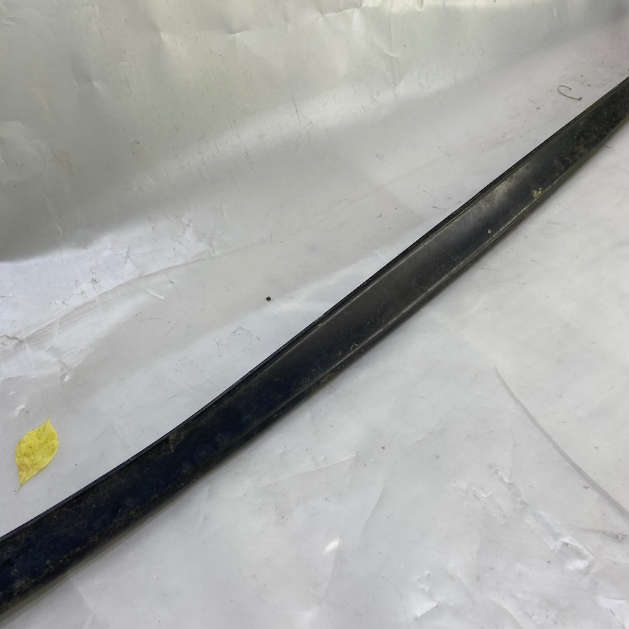 Kullanılmış sağlam Volkswagen Passat B8 ön tampon alt demiri.