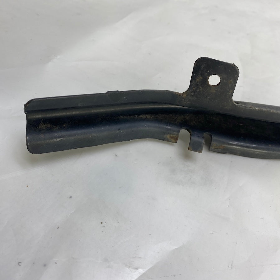 Volkswagen Passat B8 ön tampon için yüksek kalite çıkma alt demir parçası.