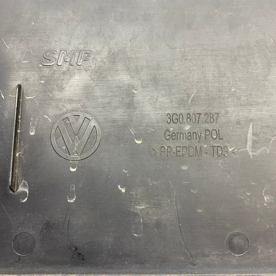 Volkswagen Passat Ön Plaka Tutucu 3G0807287