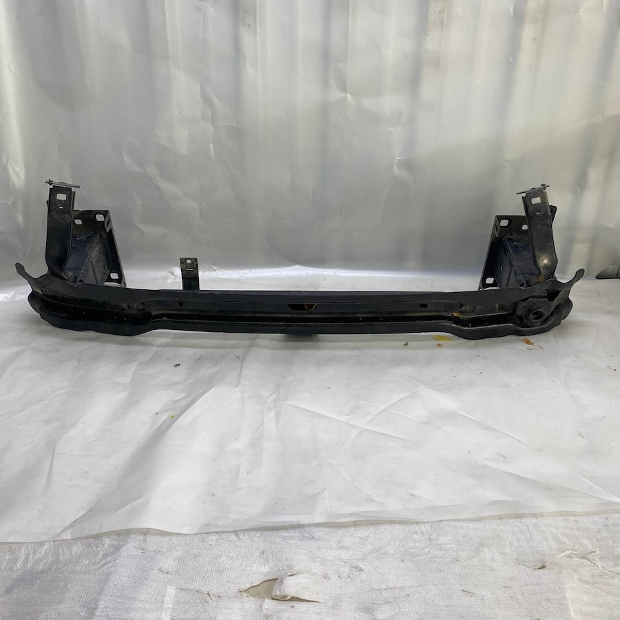 Volkswagen Tiguan model araçlar için orijinal çıkma ön tampon demiri parça.