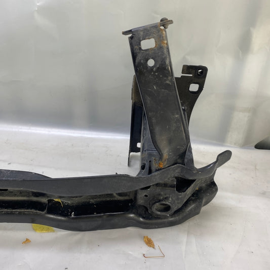 2013-2020 yılları arasında uyumlu Volkswagen Tiguan ön tampon demiri.