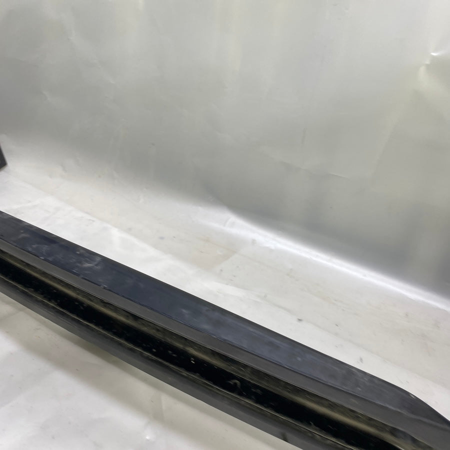 Kullanılmış sağlam Volkswagen Tiguan ön tampon demiri parçası.