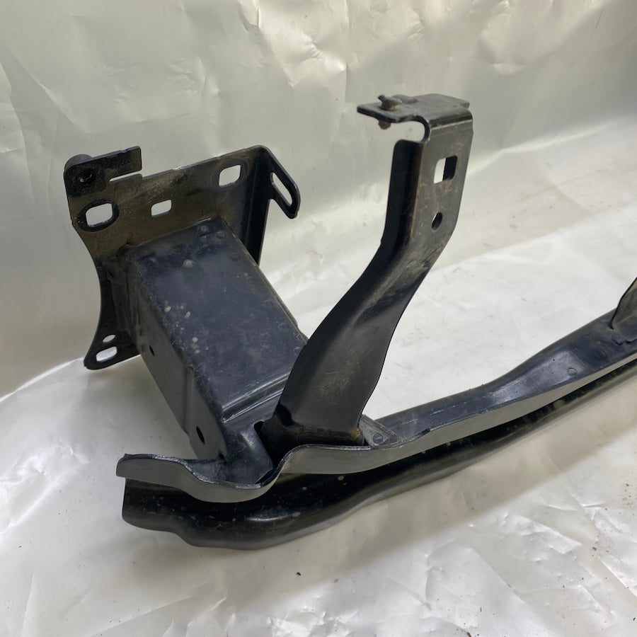 Volkswagen Tiguan ön tampon demiri 5NA807611 kodlu orijinal parça.