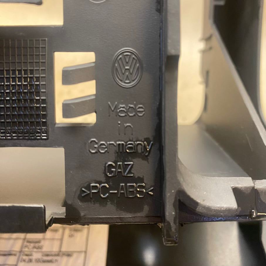 Volkswagen Touareg orta konsol çerçevesi 7P6864299