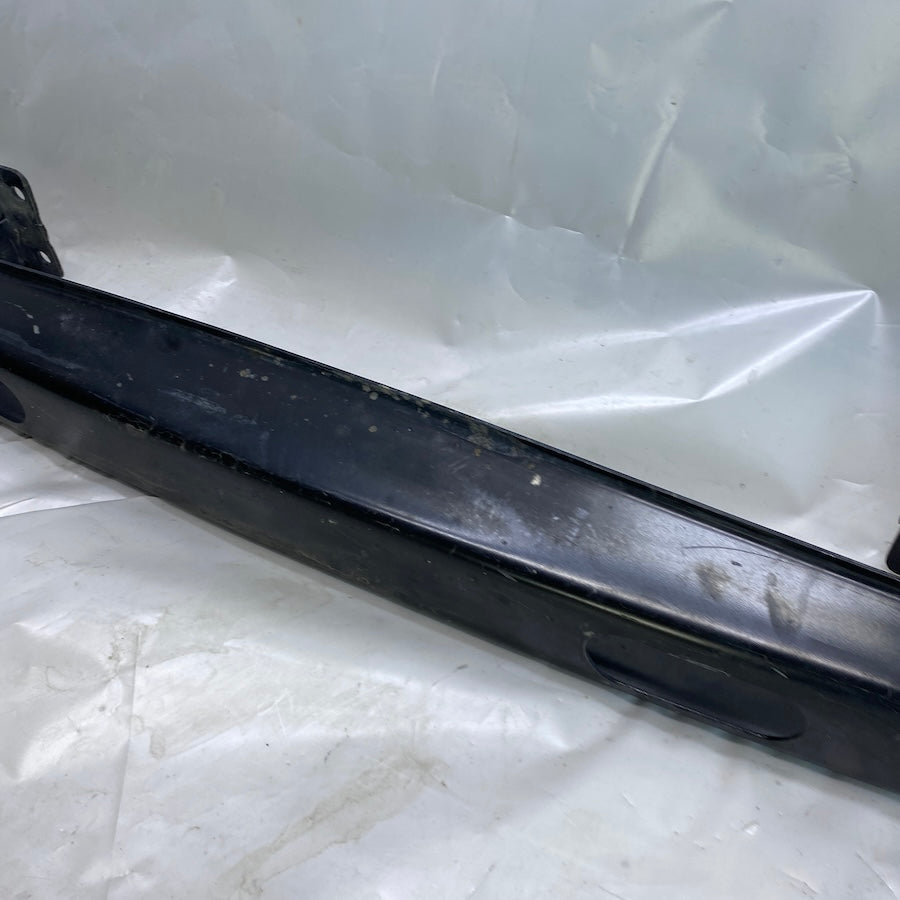 Orijinal çıkma Volkswagen Transporter arka tampon demiri – sağlam gövde elemanı