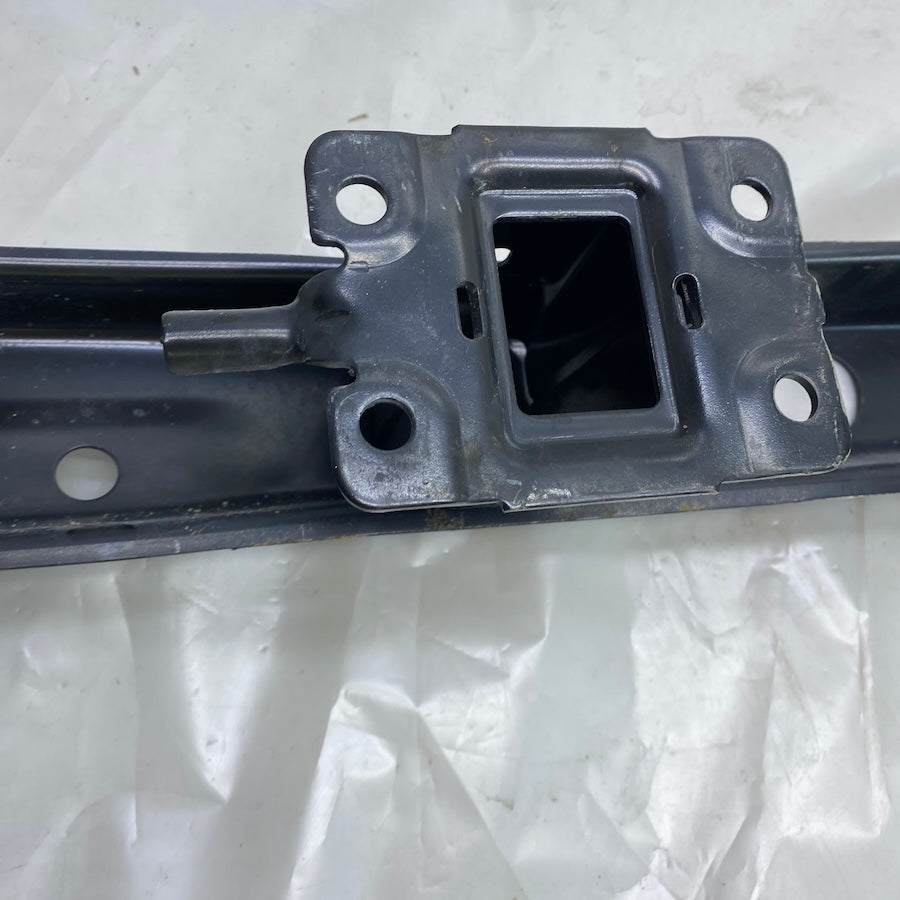 Volkswagen Transporter 7H0807305 arka tampon demiri – çıkma kaporta desteği.