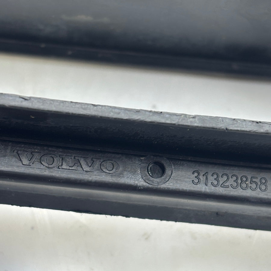 Volvo S60 MK2 Ön Tampon Izgarası 31323858