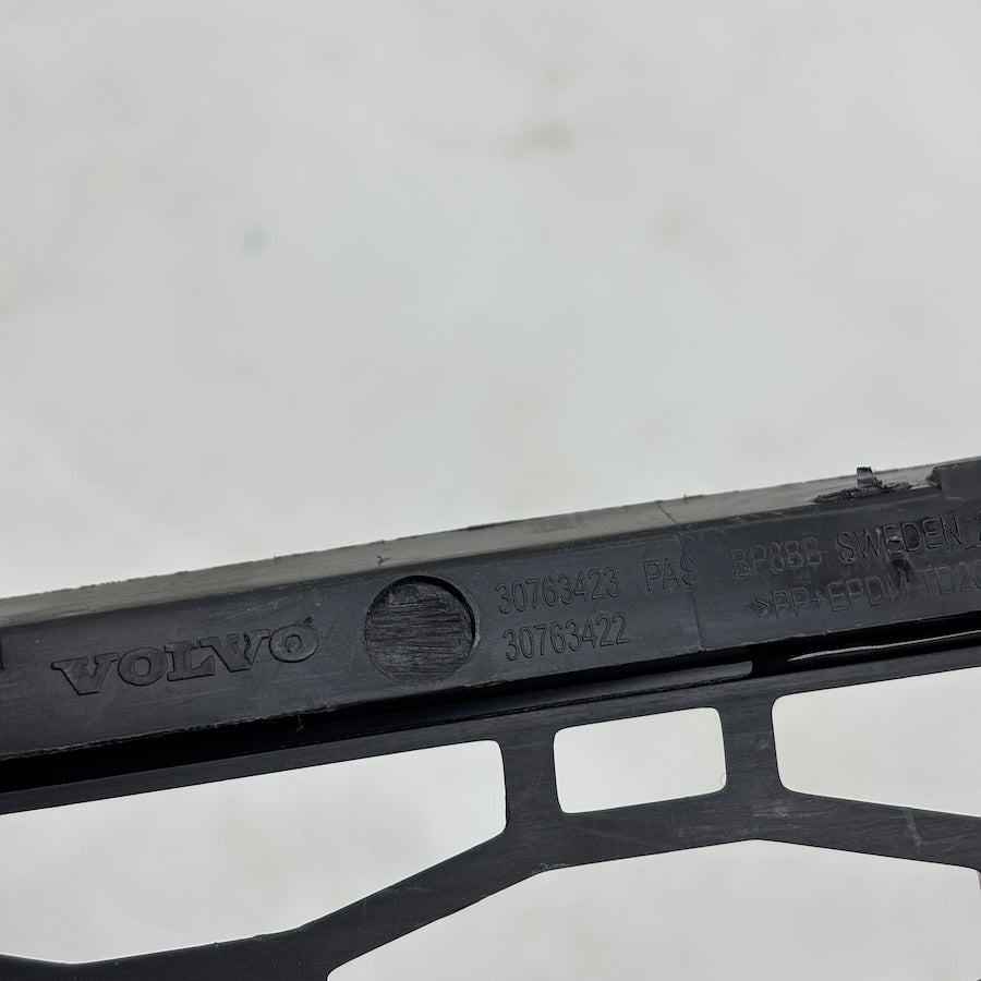 Volvo XC60 D5 Ön Tampon Alt Izgara 30763423 En Uygun Oto Parça