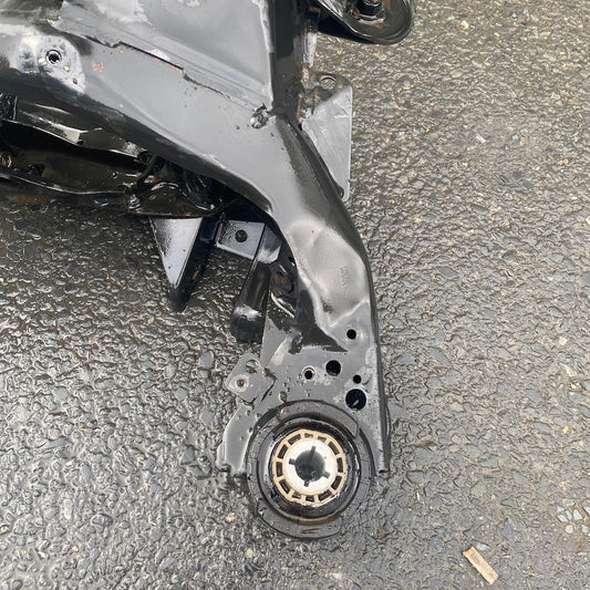 31681543 kodlu Volvo XC60/XC90 arka taşıyıcı travers – çıkma OEM parça.