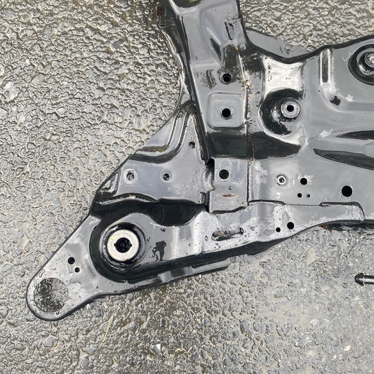 Volvo XC60 ve XC90 uyumlu motor beşiği – çıkma OEM alt şasi parçası