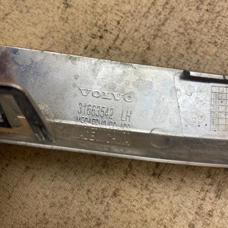 Volvo XC90 Arka Tampon Nikelaj Çıtası 31663542/31663543