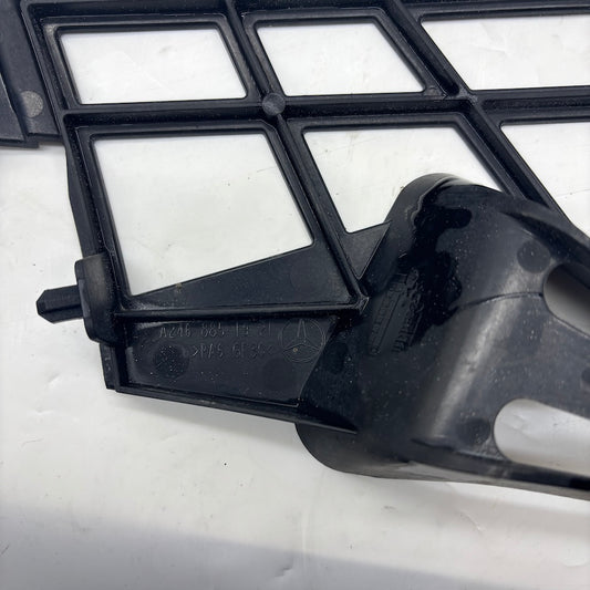 W246 Ön Tampon Sol Braket A2468851921