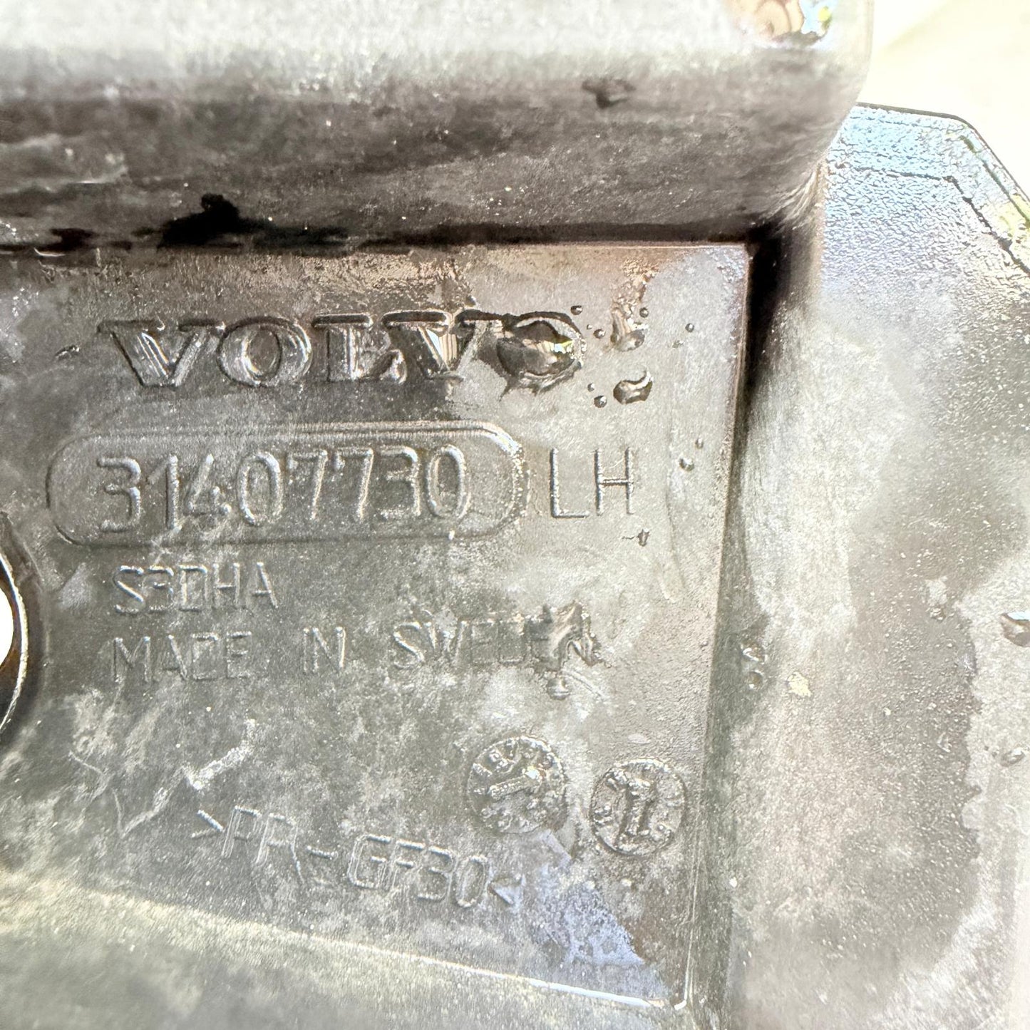 Volvo XC90 Arka Tampon Montaj Braketi Sol 31407730