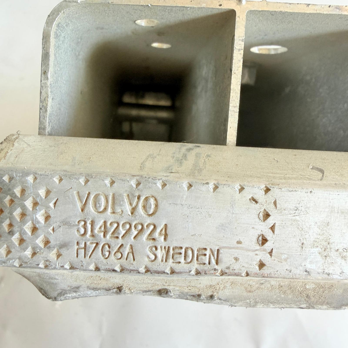 Volvo XC60 Ön Tampon Demiri Alt 31429924 En Uygun Oto Parça