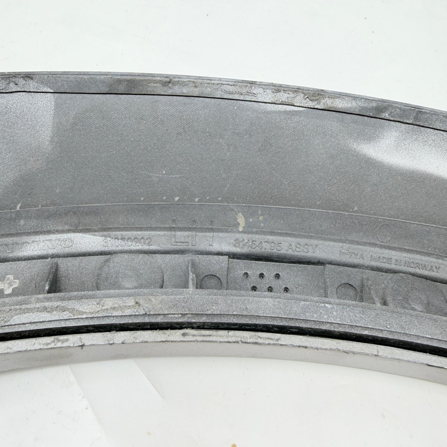 Volvo XC60 Sol Ön Çamurluk Dođiği Çıtası 31454795