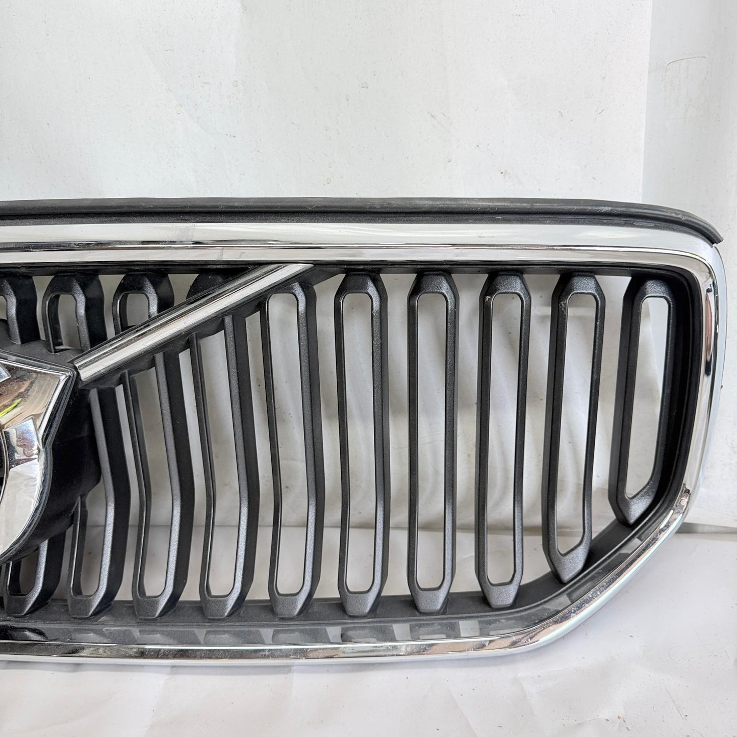 Volvo XC40 Ön Panjur 31457345 15-20 En Uygun Oto Parça