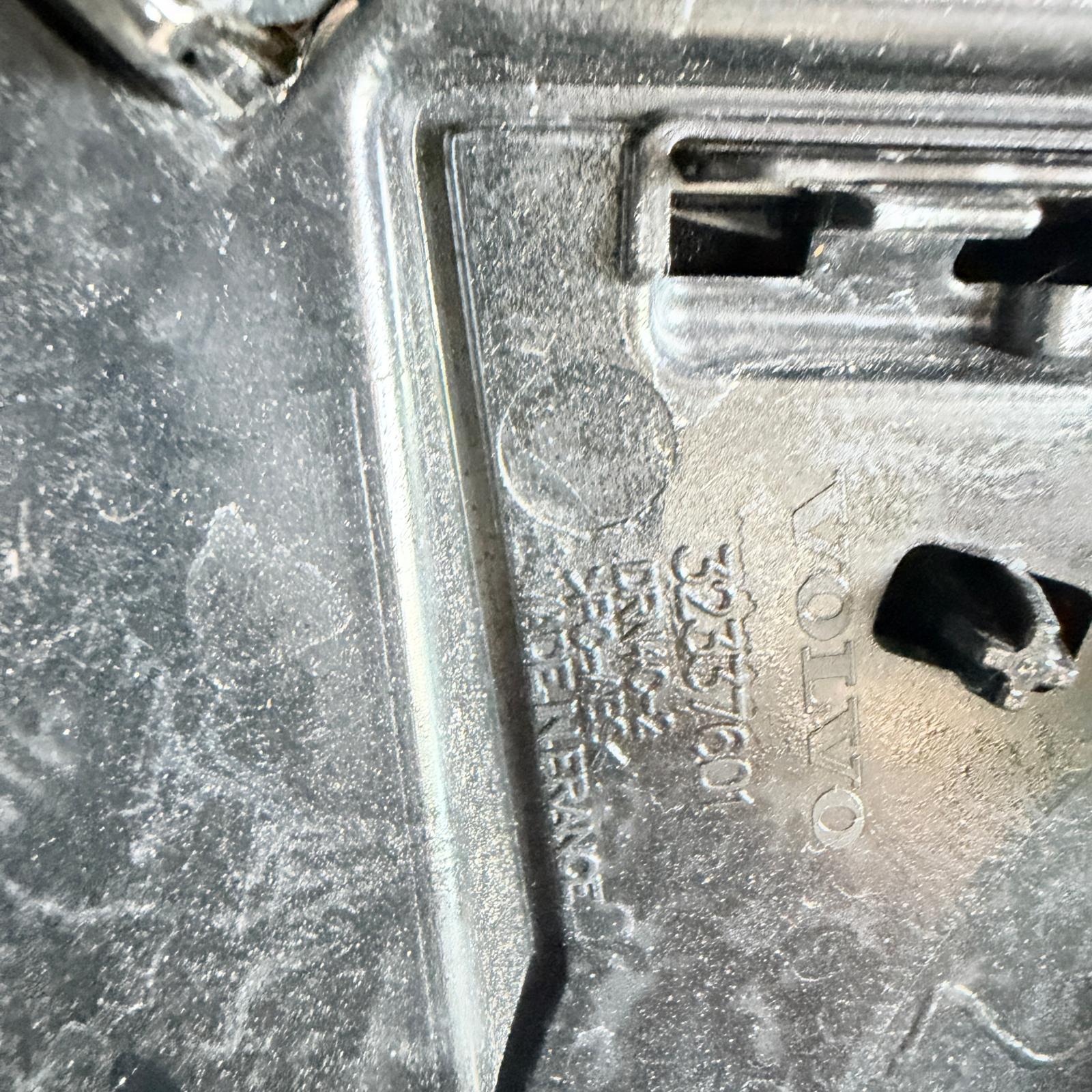 Volvo C40 EX40 Ön Panjur 32337601 20-25 En Uygun Oto Parça